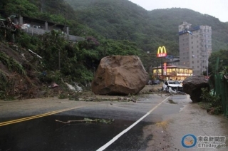 Chute d'un rocher sur la route