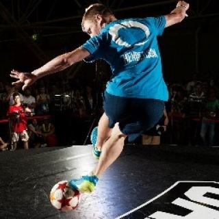 Andrew Henderson fait du football freestyle