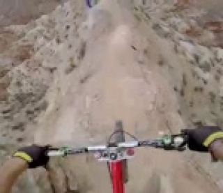 Backflip en VTT au-dessus d'un canyon (POV)