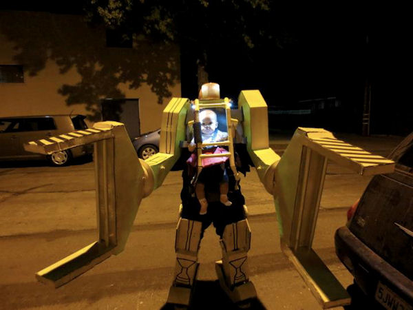 Un papa et son bébé dans son costume d'Halloween